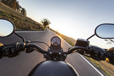 Motorrad auf Landstrasse